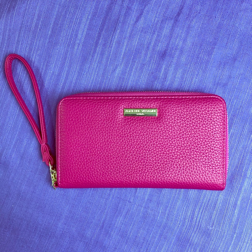 NWOT Adrienne Vittadini Wristlet / Clutch